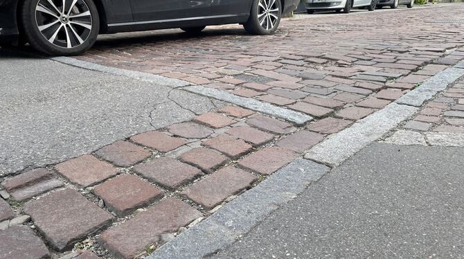 Ein Auto fährt über das brüchige und holprige Pflaster der Marktplatzstraße in Pliezhausen. Sie soll nun in diesem Jahr vermutli