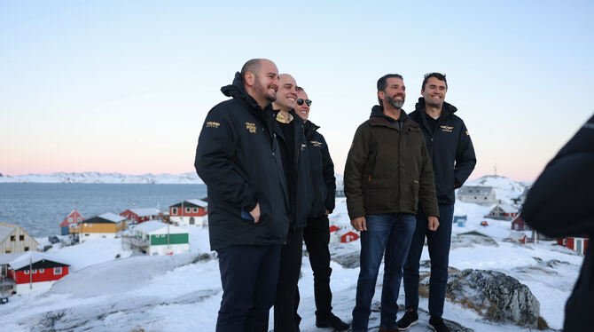 Donald Trump Jr. (2.v.r) bei seiner Ankunft in Nuuk.