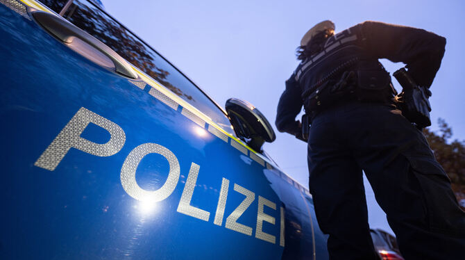 Blaulicht Polizistin Symbolfoto