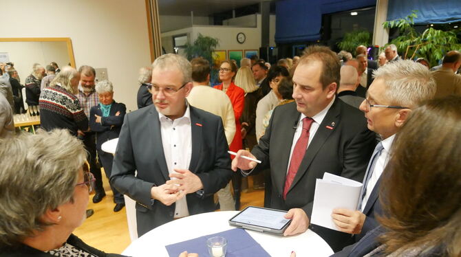 Kreishandwerksmeister Steffen Mohl (Dritter von rechts) im Gespräch mit den Gästen beim Neujahrsempfang.