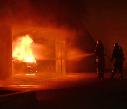 Vollbrand eines Autos im Hof der Mössinger Firstwald-Schule. FOTO: MEYER