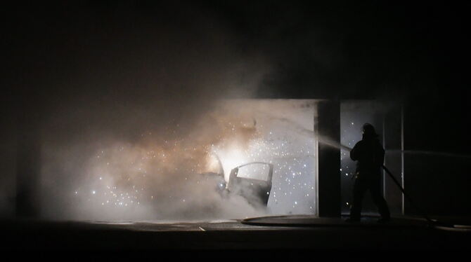 Während des Brandes kam es zu zwei Detonationen. FOTO: MEYER