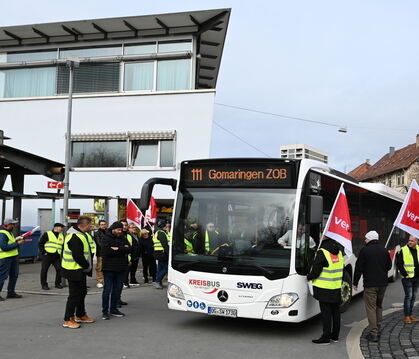 Lautstark fordern die Chauffeure auf dem ZOB in Reutlingen mehr Lohn.