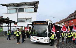 Lautstark fordern die Chauffeure auf dem ZOB in Reutlingen mehr Lohn.