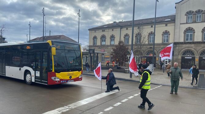 Streikende Busfahrer zeigen Flagge auf dem Tübinger Europaplatz.