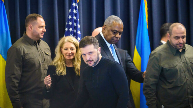 Wolodymyr Selenskyj (Mitte), Präsident der Ukraine, Lloyd Austin (Mitte rechts), Verteidigungsminister der USA, und Rustem Umjer