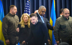 Wolodymyr Selenskyj (Mitte), Präsident der Ukraine, Lloyd Austin (Mitte rechts), Verteidigungsminister der USA, und Rustem Umjer