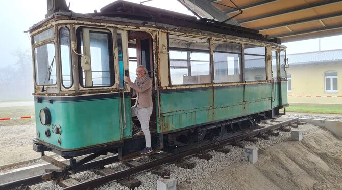 Annegret Tress hat einen der ehemaligen Straßenbahn-Triebwagen aus Reulingen ins  Albgut geholt.  FOTOS: SCHRADE