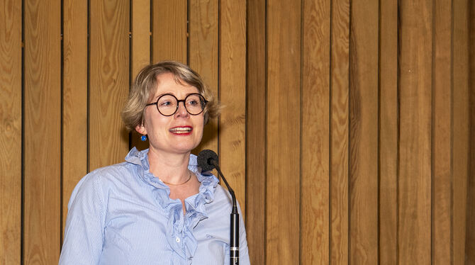 Patricia Alberth, Geschäftsführerin der Staatlichen Schlösser und Gärten, bei der Vorstellung des Tagungsbandes. FOTO: SSG