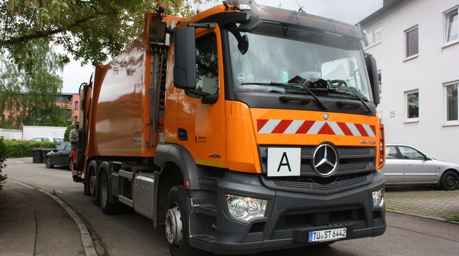 Noch drehen die orangefarbenen Fahrzeuge der städtischen Müllabfuhr Tübingens ihre Runden. Sie werden womöglich bald von Fahrzeu