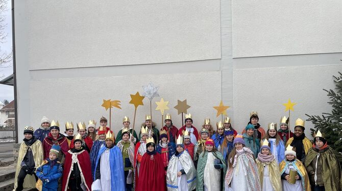 Eninger Sternsinger haben über 8.800 Euro für Kinder-Projekte gesammelt.  FOTO: PRIVAT