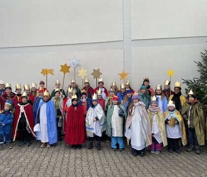 Eninger Sternsinger haben über 8.800 Euro für Kinder-Projekte gesammelt.  FOTO: PRIVAT