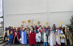 Eninger Sternsinger haben über 8.800 Euro für Kinder-Projekte gesammelt.  FOTO: PRIVAT