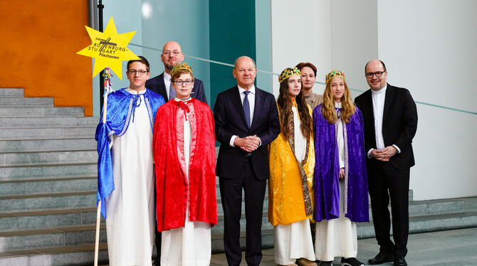 Sternsinger aus Pliezhausen bringen Segen ins  Kanzleramt.  FOTO: PRIVAT