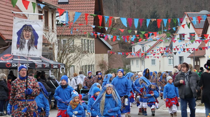 Die Gischbl-Weiber machten den Auftakt zu ihrem 5. Umzug durch die Würtinger Straßen