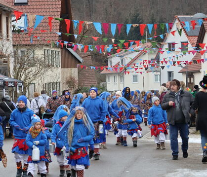 Die Gischbl-Weiber machten den Auftakt zu ihrem 5. Umzug durch die Würtinger Straßen