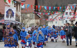 Die Gischbl-Weiber machten den Auftakt zu ihrem 5. Umzug durch die Würtinger Straßen