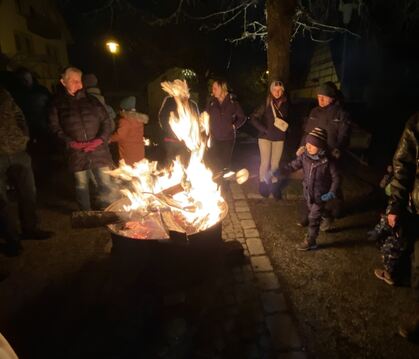 Winternacht im Dorf, veranstaltet vom DRK Mägerkingen-Hausen: Kinder werfen nach dem Fackelumzug ihre Fackelreste in die Feuersc