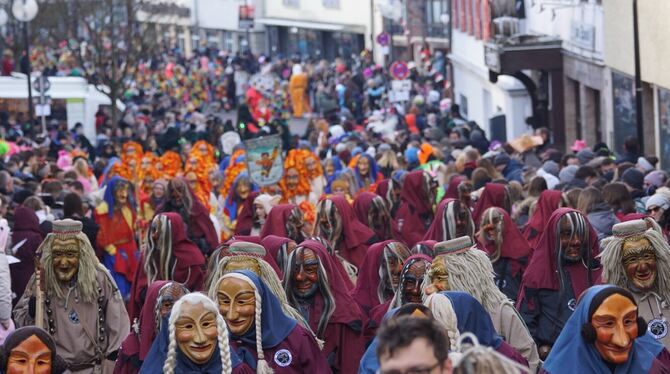 Buntes Treiben in den Münsinger Straßen: Die Hungerberg-Hexen haben Tausende Hästräger zu ihrem Fasnets-Umzug begrüßt.  FOTO: LE