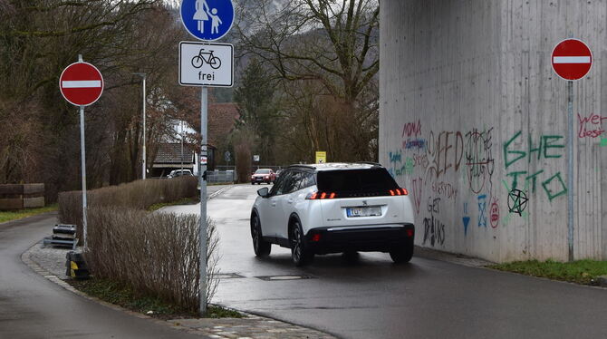 Blindlings in die Einbahnstraße. Die neue Verkehrsführung wird nach einer Woche geflissentlich ignoriert. FOTO: MEYER