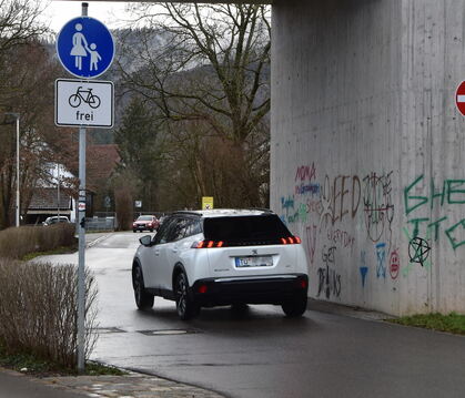 Blindlings in die Einbahnstraße. Die neue Verkehrsführung wird nach einer Woche geflissentlich ignoriert. FOTO: MEYER