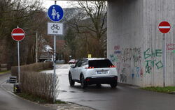 Blindlings in die Einbahnstraße. Die neue Verkehrsführung wird nach einer Woche geflissentlich ignoriert. FOTO: MEYER