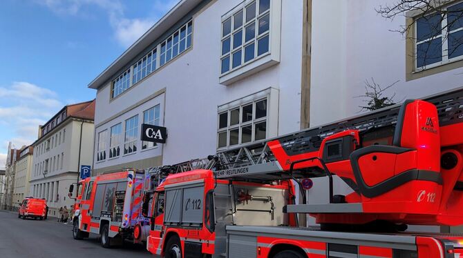 Die Feuerwehr war mit drei Einsatzfahrzeugen vor Ort.