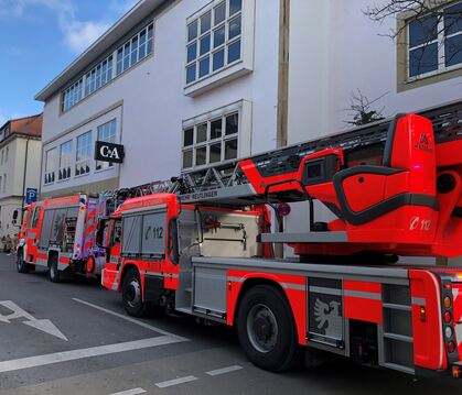 Die Feuerwehr war mit drei Einsatzfahrzeugen vor Ort.