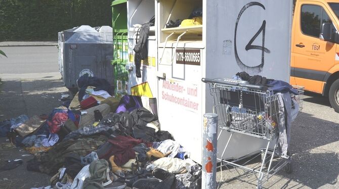 Nicht nur die Altkleidercontainer am Reutlinger Festplatz Bösmannsäcker quellen über. Achtlos weggeworfene Kleidungsstücke werde