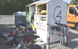 Nicht nur die Altkleidercontainer am Reutlinger Festplatz Bösmannsäcker quellen über. Achtlos weggeworfene Kleidungsstücke werde