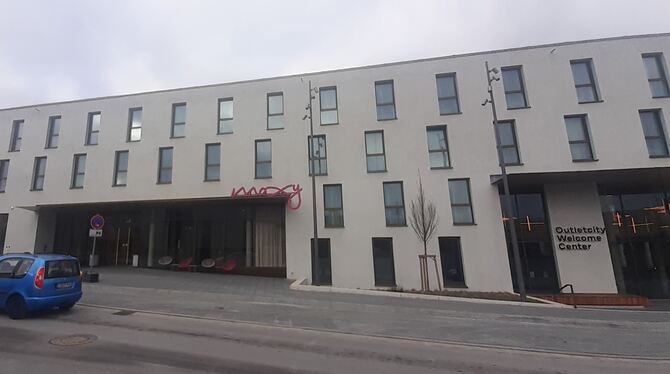 Das Moxy Hotel liegt zentral in der Outletcity Metzingen an der Reutlinger Straße.