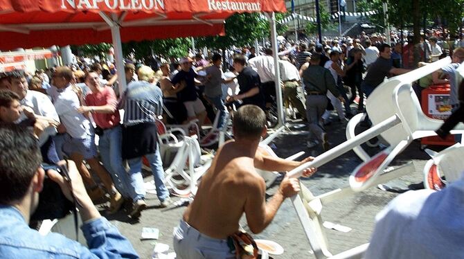 Manche Hooligans gehen zu Fußballspielen nicht des Sports wegen, sondern  um Randale zu erleben.