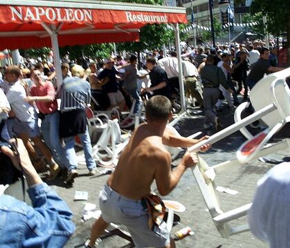 Manche Hooligans gehen zu Fußballspielen nicht des Sports wegen, sondern  um Randale zu erleben.