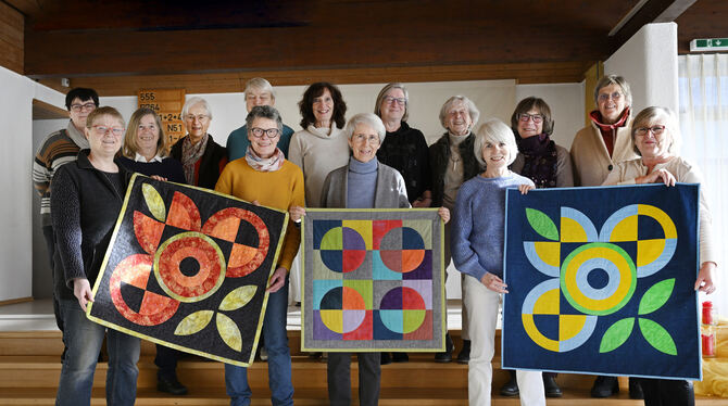 Gruppenbild mit modernen Quilts: Die Gönninger »Stöfflerinnen« blicken stolz auf ihre Ausstellung zum 25-Jährigen zurück und wol