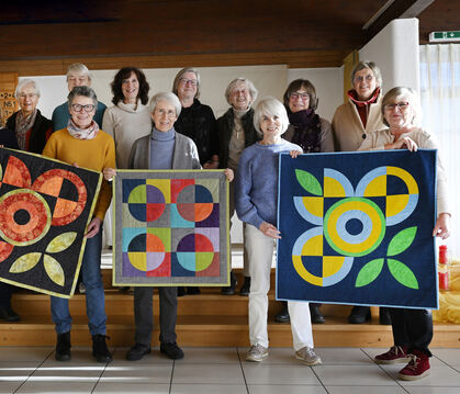 Gruppenbild mit modernen Quilts: Die Gönninger "Stöfflerinnen" blicken stolz auf ihre Ausstellung zum 25-Jährigen zurück und wol