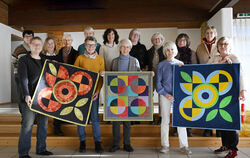 Gruppenbild mit modernen Quilts: Die Gönninger "Stöfflerinnen" blicken stolz auf ihre Ausstellung zum 25-Jährigen zurück und wol