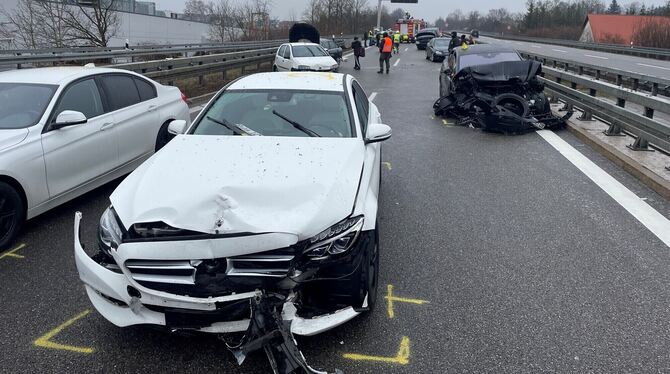 Mehr als zwei Dutzend Autos sind in eine Massenkarambolage in Hechingen verwickelt gewesen.