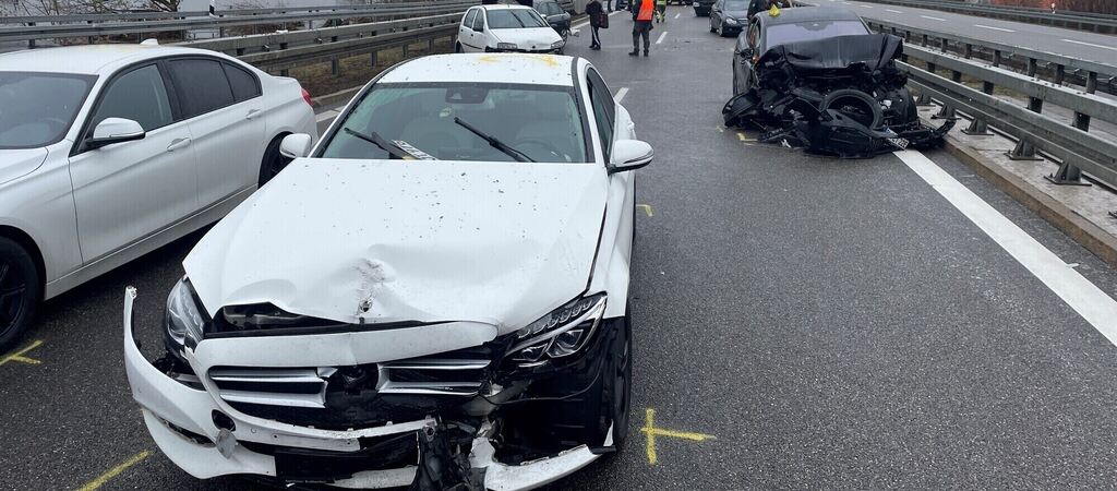 Mehr als zwei Dutzend Autos sind in eine Massenkarambolage in Hechingen verwickelt gewesen.