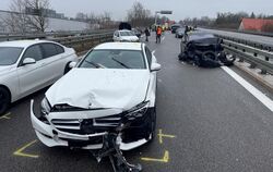 Mehr als zwei Dutzend Autos sind in eine Massenkarambolage in Hechingen verwickelt gewesen.