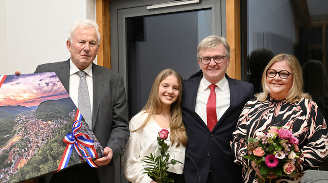 Gemeinderat Bruno Wörner, Johanna, Elmar und Sylvia Rebmann bei der Neuverpflichtung des Bürgermeisters.