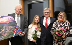 Gemeinderat Bruno Wörner, Johanna, Elmar und Sylvia Rebmann bei der Neuverpflichtung des Bürgermeisters.