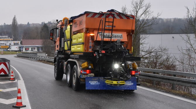 Streufahrzeuge waren am Mittwochmorgen wegen Glatteises im Großeinsatz in der Region Neckar-Alb.