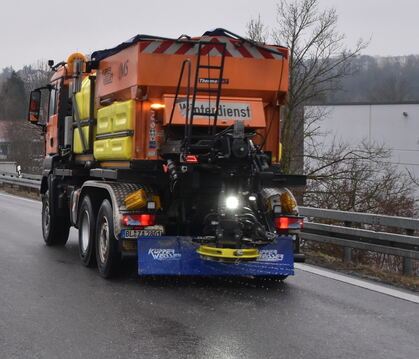 Streufahrzeuge waren am Mittwochmorgen wegen Glatteises im Großeinsatz in der Region Neckar-Alb.