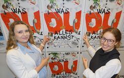 Valentina Weber (links) und Julia Schmitt, wissenschaftliche Mitarbeiterin im Neu-Ulmer Edwin-Scharff-Museum, vor dem Plakat zur