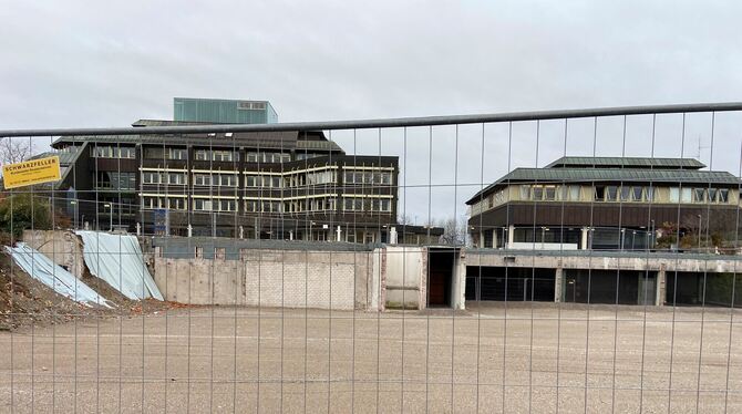 Alles kahl vor dem Mössinger Rathaus: Wo einst das Gebäude der Kreissparkasse stand, wird bald das Haus der Region gebaut.  FOTO