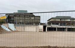 Alles kahl vor dem Mössinger Rathaus: Wo einst das Gebäude der Kreissparkasse stand, wird bald das Haus der Region gebaut.  FOTO