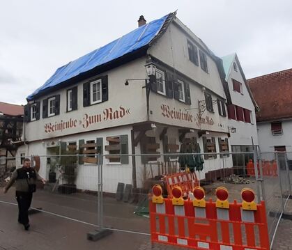 Das Dach des historischen Gebäudes, in dem sich ganz früher die Weinstube "Zum Rad" befand, wurde mit Planen provisorisch abgedi