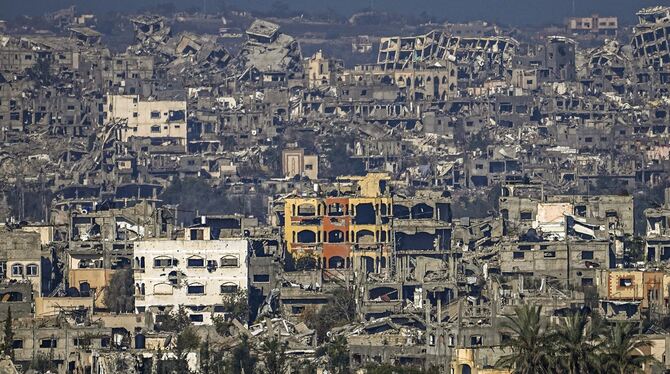 Ein zerstörter Teil von Gaza-Stadt, vom Süden Israels aus gesehen.