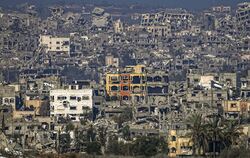 Ein zerstörter Teil von Gaza-Stadt, vom Süden Israels aus gesehen. 