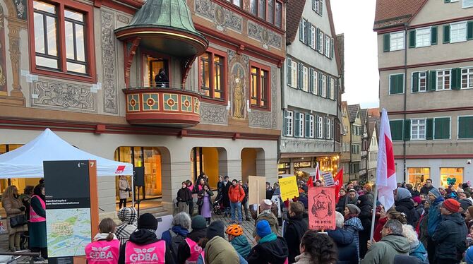 Kundgebung auf dem Tübinger Marktplatz.